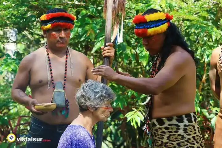 Turista en ritual Tour en la Amazonia