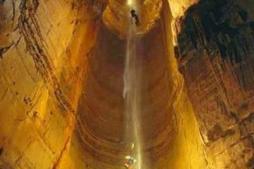 Ascenso con cuerdas en Tour Cueva de los Tayos