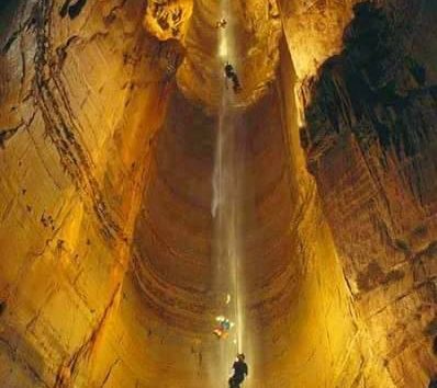 Ascenso con cuerdas en Tour Cueva de los Tayos