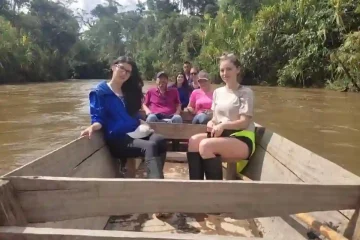 turistas en cano en el tour selva