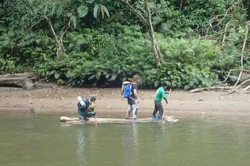 turistas en canoa en el Tour Ciudad Selva y rio