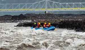 Grupo emocionado navegando en rápidos del río Upano en Ecuador - Tour de rafting de aventura con paisajes selváticos